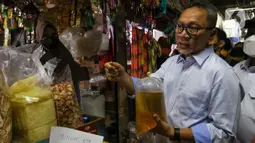 Menteri Perdagangan Zulkifli Hasan meninjau harga minyak goreng di Pasar Cibubur, Jakarta, Kamis (16/6/2022). Kunjungan tersebut dilakukan untuk melihat dan memantau langsung harga bahan pokok guna memastikan harga stabil menjelang Hari Raya Idul Adha 1443 Hijriah. (Liputan6.com/Herman Zakharia)