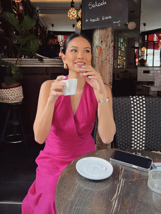 Penampilan Barbiecore ala Alyssa Daguise. Ia mengenakan halter-neck dress berwarna pink yang simpel. Alyssa menambahkan beberapa aksesori yang serasi, berupa anting dan cincin emas. [Foto: Instagram/alyssadaguise]