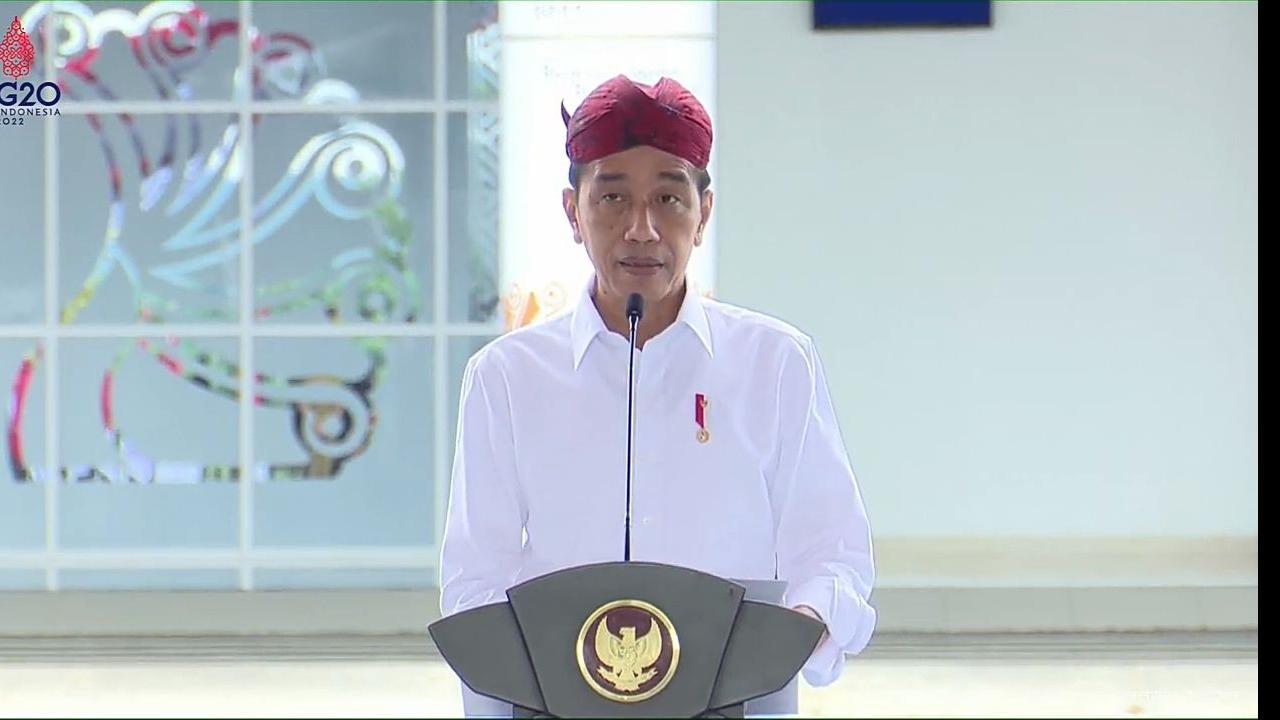 Presiden Joko Widodo meresmikan bandara Trunojoyo di Sumenep, Madura, Rabu (20/4/2022).