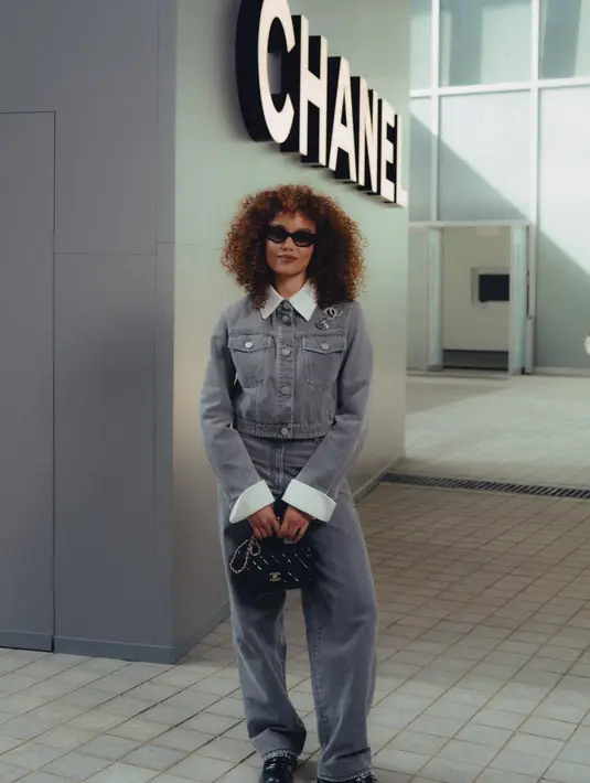 Whitney Peak tampil dengan gaya jalanan super trendy. Memadukan setelan denim-nya dengan tas Chanel warna hitam. [Dok/Chanel].