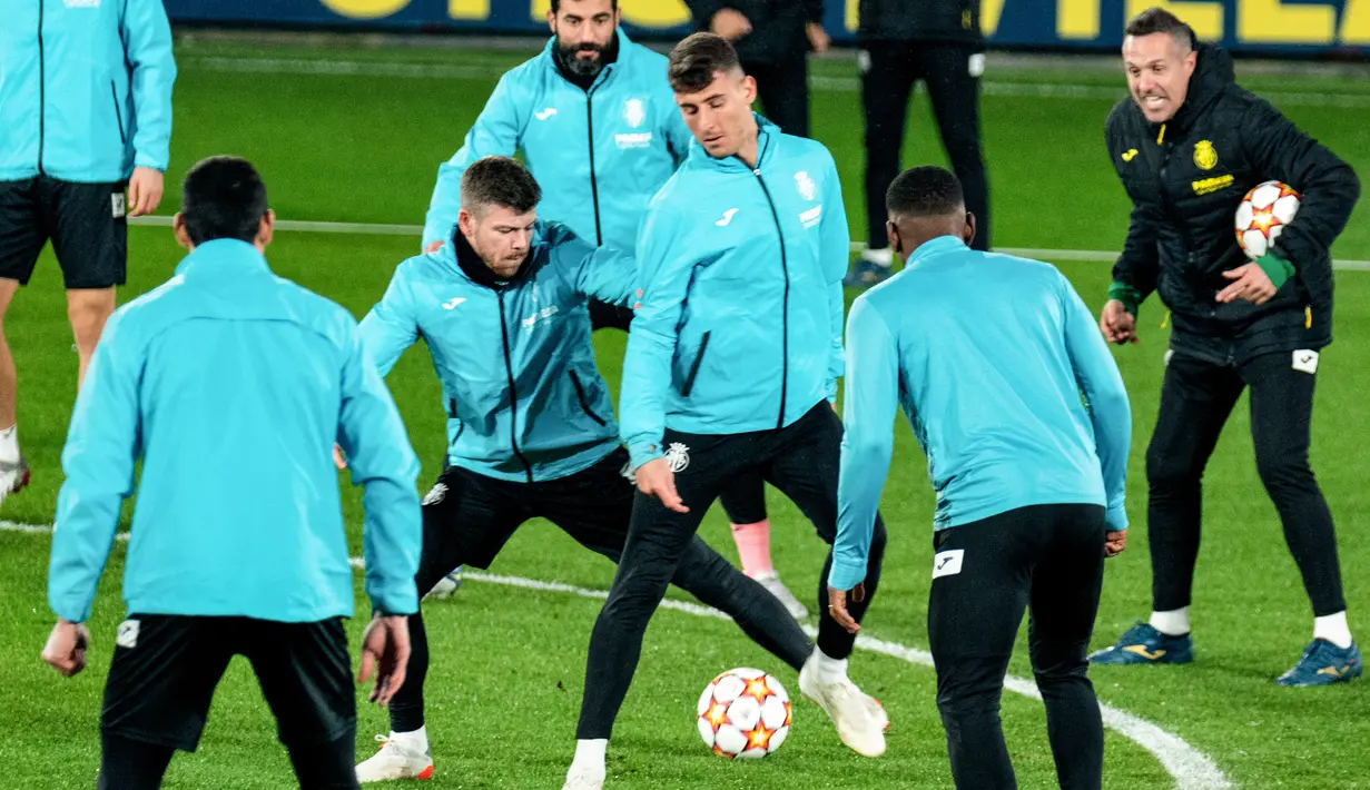 Bek Villarreal Alberto Moreno (kiri) bersaing dengan gelandang Villarreal Dani Raba selama di Ciudad Deportiva Villarreal di Vila-Real, Senin (22/11/2021). Villarreal bakal menjamu Manchester United dalam lanjutan Liga Champions, Selasa (23/11) waktu setempat. (JOSE JORDAN / AFP)
