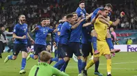 Para pemain Timnas Italia merayakan kemenangan atas Inggris pada laga final Euro 2020 di Stadion Wembley, London, Senin (12/07/2021). (Foto: AP/Laurence Griffiths)