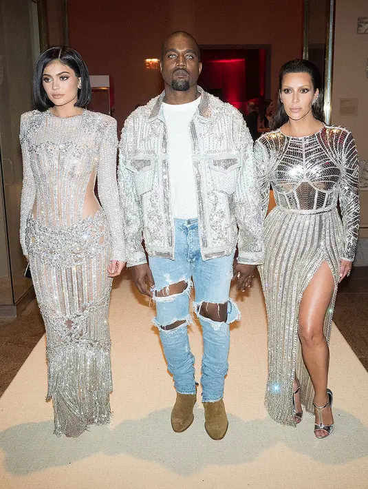 Sama-sama bergaya prak di Met Gala 2016. Mana lebih cantik antara Kim dan Kylie? 9DAVID X PRUTTING/BFA/REX/SHUTTER/HollywoodLife)