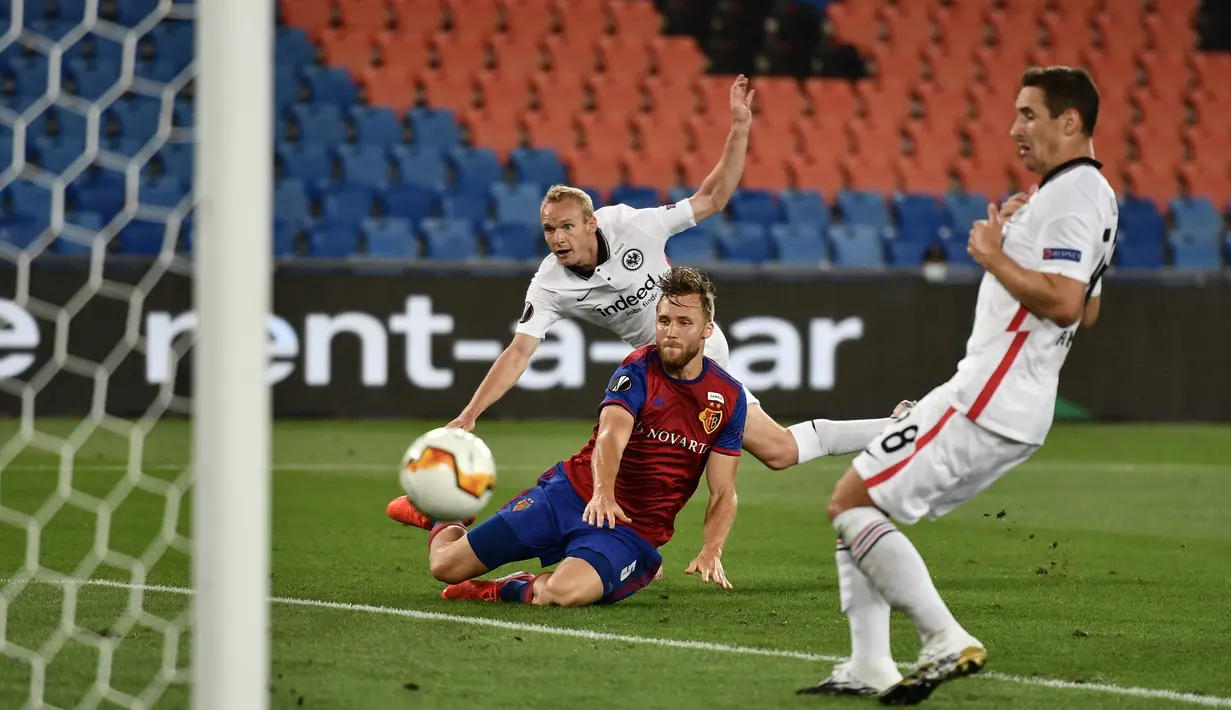 Bek Basel, Silvan Widmer, berebut bola dengan gelandang Eintracht Frankfurt, Sebastian Rode, dalam laga babak 16 besar Liga Europa 2019/2020 di St.Jakob Park, Basel, Jumat (7/8/2020) dini hari WIB. Basel menang 1-0 atas Eintracht Frankfurt. (AFP/Fabrice Coffrini)