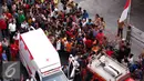 Masinis kereta rel listrik saat menuju mobil ambulan untuk  dibawa kerumah sakit terdekat dengan Stasiun Juanda, Jakarta, Kamis (23/9/2015). Sekitar 34 penumpang KRL luka-luka akibat kecelakaan ini. (Liputan6.com/Gempur M Surya)