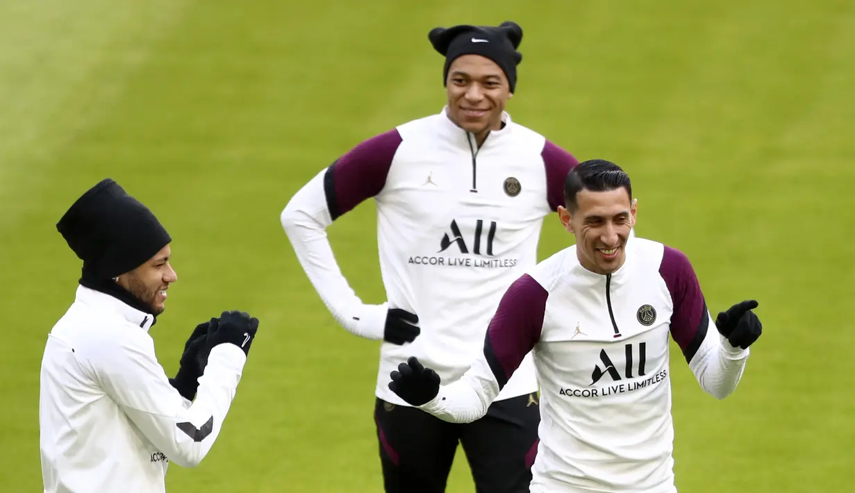 Pemain PSG, Neymar, Kylian Mbappe dan Angel Di Maria tiba mengikuti sesi latihan di di Munich, Jerman (6/4/2021). PSG akan bertanding melawan tuan rumah Bayern Munchen pada leg pertama babak perempat final Liga Champions di Allianz Arena. (AP Photo/Matthias Schrader)