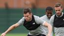 Gelandang Liverpool, James Milner, tampak serius saat melakukan sesi latihan jelang laga  kualifikasi liga Champions di Melwood, Liverpool, Selasa (22/8/2017). Liverpool akan menghadapi Hoffenheim. (AFP/Oli Scarff)