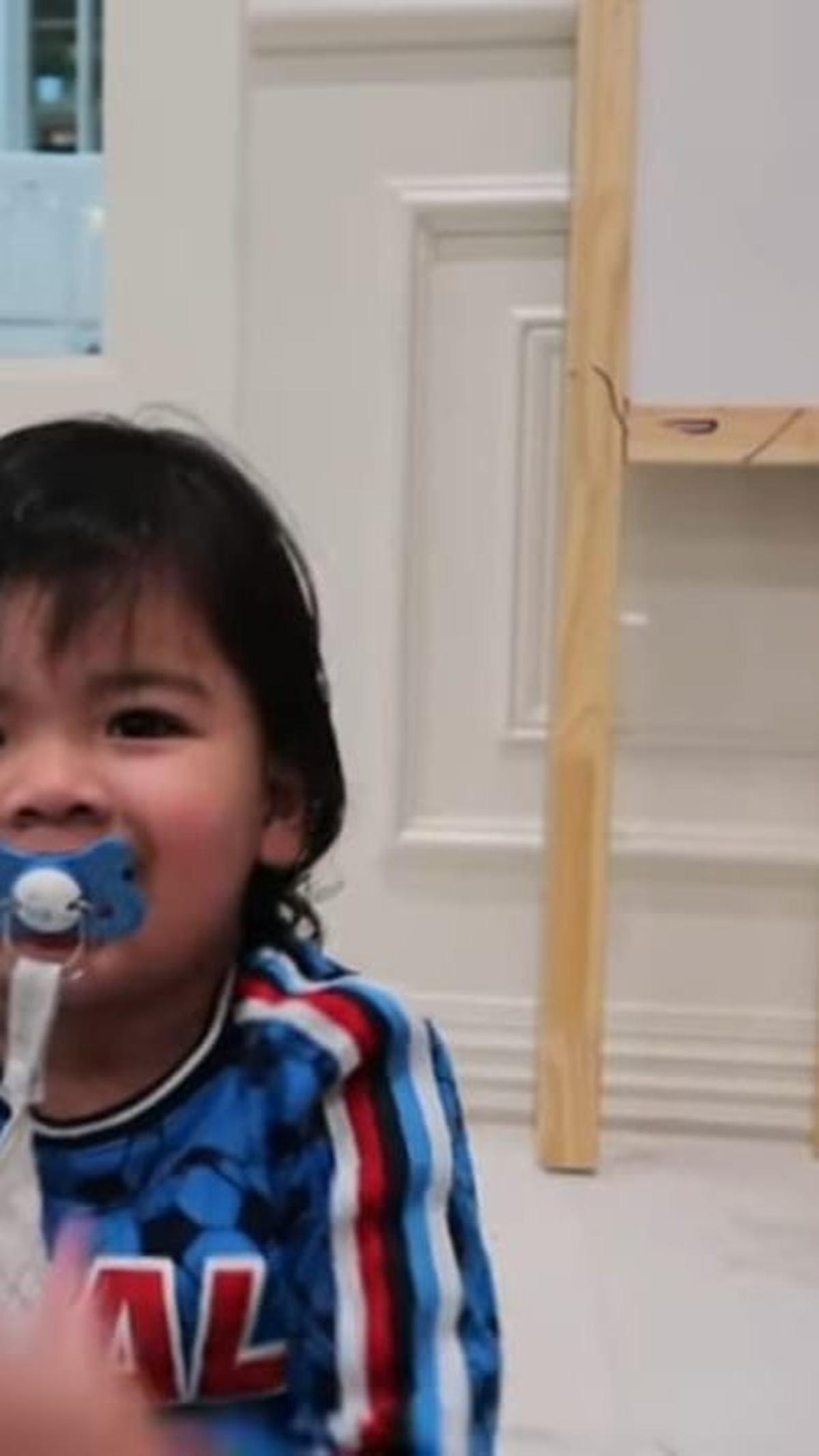 Selain itu si rumahnya juga didominasi dengan nuansa warna putih dan cream. 

(foto :youtube.com/athisha khan)