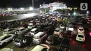 <p>Ratusan mobil pribadi yang akan menyeberang ke Pulau Sumatera terjebak kemacetan sebelum masuk ke kapal "Roll on-Roll off" (RoRo) di Pelabuhan Merak, Banten, Kamis (28/4/2022). Jelang hari raya Idul Fitri, pemudik dengan kendaraan bermotor mulai memadati Pelabuhan Merak. Penumpukan kendaraan ini menyebabkan terjadinya antrean kendaraan yang panjang. (Liputan6.com/Angga Yuniar)</p>