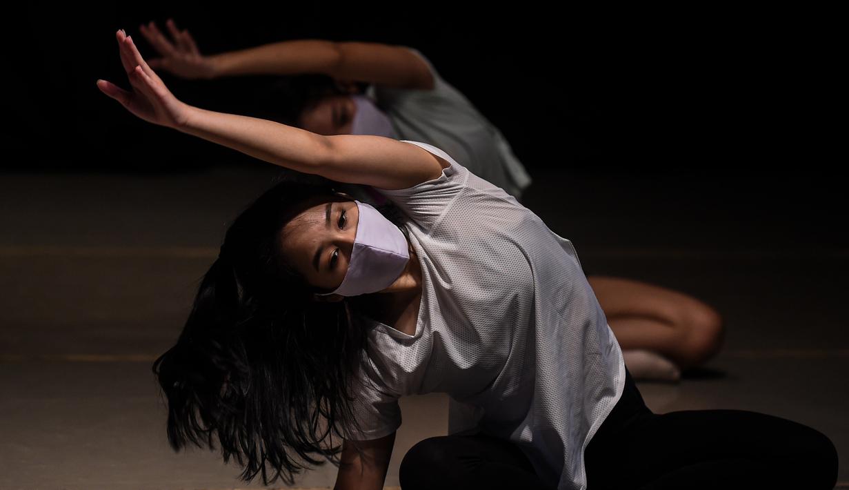 Anggota Ballet Sumber Cipta mengenakan masker saat latihan jelang pertunjukan balet virtual To Live To Love To Dance, Jakarta, Minggu (25/7/2020). Di tengah pandemi COVID-19, Ballet Sumber Cipta akan tampil dalam pertunjukan balet virtual pertama mereka pada 26 Juli 2020. (Xinhua/Agung Kuncahya B.)