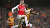 Bek Arsenal, Laurent Koscielny (kiri) saat berjibaku kontra pemain Hull City, Adama Diomande, pada laga di Stadion Emirates Stadium, Sabtu (20/2/2016) malam WIB. Koscileny dkk akan menghadapi tantangan hebat saat menjamu Barcelona, Rabu (24/2/2016) dini h