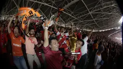 Suporter Persija merayakan gol yang dicetak Marko Simic ke gawang Mitra Kukar pada laga Liga 1 di SUGBK, Jakarta, Minggu (09/12). (Bola.com/M Iqbal Ichsan)