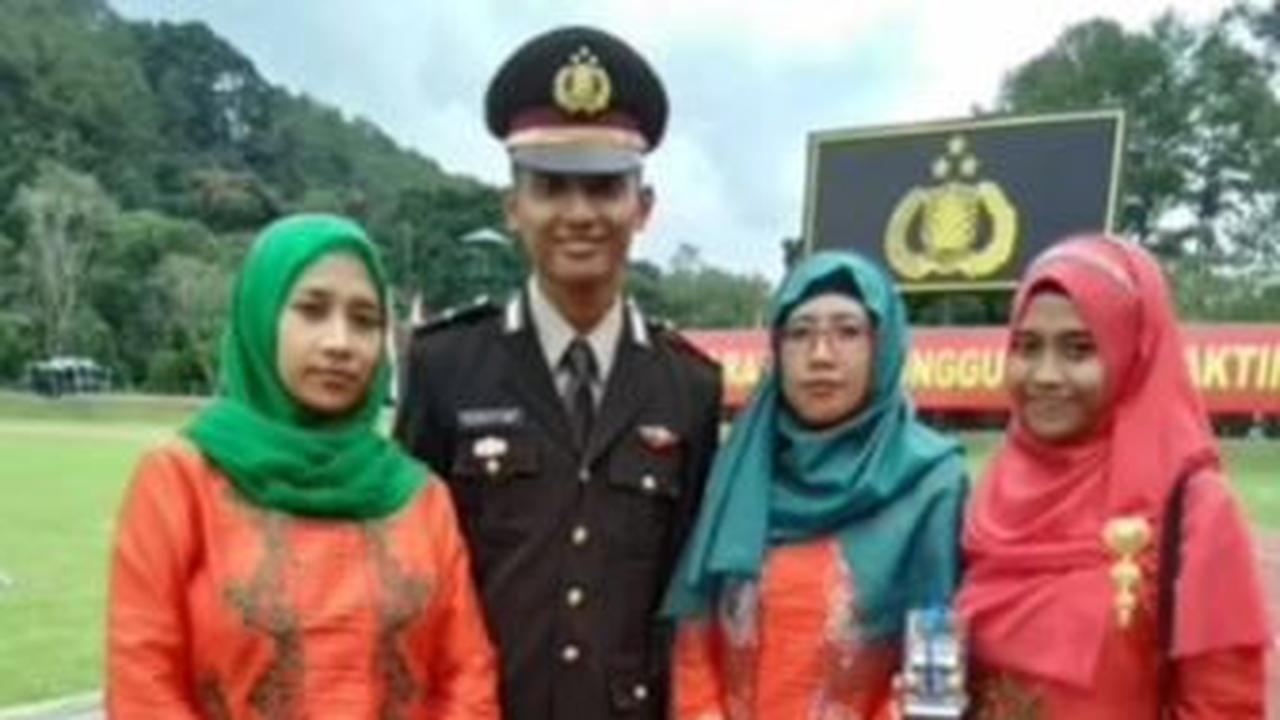 Momen saat berfoto dengan ketiga saudara perempuannya seusai dilantik menjadi Perwira Polri. Dirinya tampak akrab dengan ketiga saudara perempuannya saat berfoto bersama.