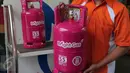 Petugas Bright Store mengenalkan tabung gas elpiji keluaran pertamina berwarna pink di SPBU Pertamina Abdul Muis, Jakarta,Senin (19/10/2015). Pertamina meluncurkan Bright Gas varian baru pekan ini dengan kisaran harga Rp70 ribu.(Liputan6.com/Angga Yuniar)