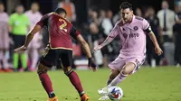 Pemain Inter Miami, Lionel Messi (kanan) berusaha melewati pemain Atlanta United pada laga lanjutan Major League Soccer 2023 di DRV PNK Stadium, Florida, Rabu (26/07/2023) pagi WIB. (AP Photo/Rebecca Blackwell)