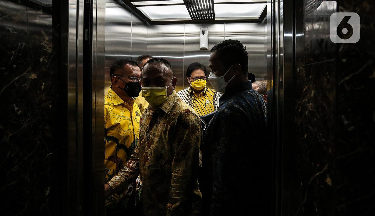 Ketum Partai Golkar Airlangga Hartanto usai bertemu Presiden PKS, Ahmad Syaikhu di DPP Partai Golkar, Jakarta, Kamis (29/4/2021). Pertemuan dalam rangka silaturahmi kebangsaan serta perkenalan kepengurusan baru PKS di bawah kepemimpinan Presiden PKS Ahmad Syaikhu. (Liputan6.com/Johan Tallo)