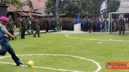 Citizen6, Surabaya: Kegiatan dilanjutkan penanaman pohon untuk penghijauan disekitar Batalyon, pemberian santunan kepada Warakawuri anggota Yonkomlek-1 Mar. (Pengirim: Budi Abdillah)