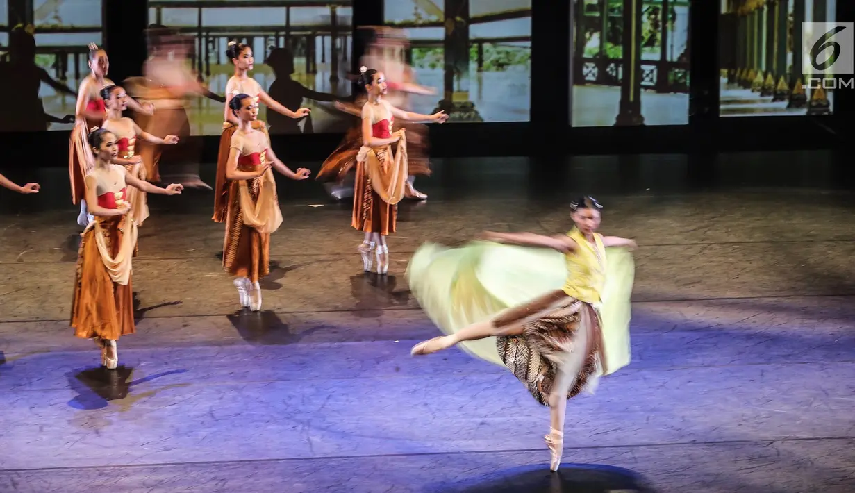 Pebalet Namarina Youth Dance (NYD) mementaskan karya bertajuk Anantari di Teater Jakarta, Taman Ismail Marzuki, Jakarta, Jumat (23/11). Anantari mengisahkan perjalanan seorang gadis ke seluruh dunia. (Liputan6.com/Fery Pradolo)