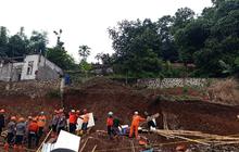 Longsor Timbun 6 Orang di Desa Sempur Jatinangor Sumedang: 2 Selamat, 4 Masih Dicari