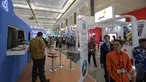 Para pengunjung terlihat berkeliling untuk melihat stan-stan pada pameran Indonesian Petroleum Association di Jakarta Convention Center, Jakarta, Rabu (20/5/2015). (Liputan6.com/Faizal Fanani)