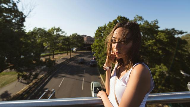 wanita september sedih