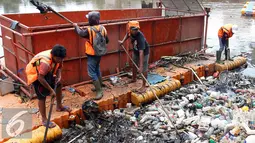 Petugas membersihkan sampah di Pintu Air Jembatan Hanging, Jakarta, Jum'at (30/9). Pembersihan tersebut selain sebagai perawatan pintu air Jembatan Hanging juga untuk mengurangi bahaya banjir. (Liputan6.com/Johan Tallo)