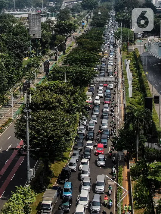 Aparat kepolisian melakukan penyekatan kendaraan di Pemuda, Jakarta Selatan, Kamis (15/7/2021). Polda Metro Jaya menambahkan penyekatan 100 titik yang ada di Jakarta dan sekitarnya pada hari ini selama penerapan Pemberlakuan Pembatasan Kegiatan Masyarakat (PPKM) darurat. (Liputan6.com/Johan Tallo)
