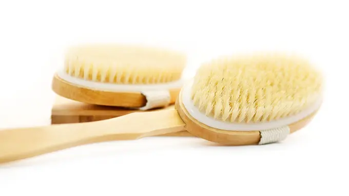 3 Alasan Kenapa Kamu Harus Menggosok Kulitmu Sebelum Mandi