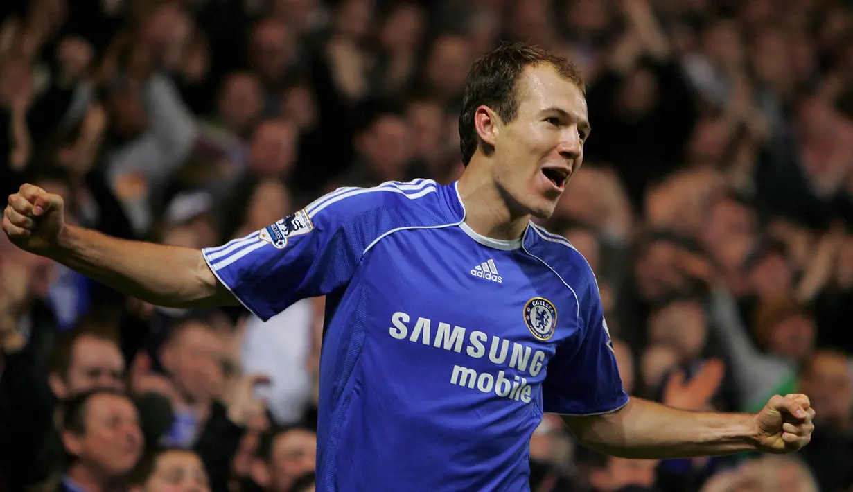 Gelandang asal Belanda, Ajen Robben dibeli pada tahun 2004 dengan harga 12 juta poundsterling dari PSV. Tiga tahun kemudian, The Blues melego Robben dengan harga 27 juta poundsterling ke Madrid. (EPA/Geoff Caddick)