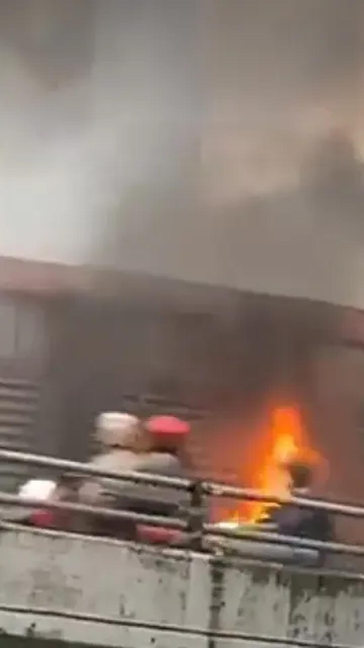 Welfizon mengaku belum dapat memastikan penyebab kebakaran. Namun, ia yakin bahwa sumber api berasal dari luar halte.