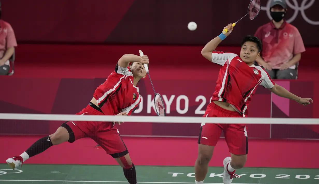 Ganda putri Indonesia, Greysia Polii / Apriyani Rahayu saat melawan Lee So-hee / Shin Seung-chan dari Korsel pada semifinal bulu tangkis Olimpiade Tokyo 2020, Jepang (31/7/2021). Greysia / Apri mencetak sejarah sebagai ganda putri Indonesia pertama yang ke final Olimpiade. (AP Photo/Dita Alangkara)