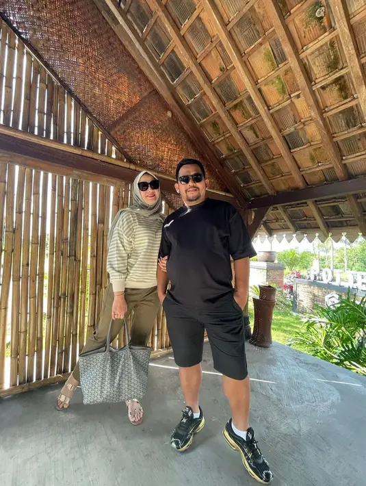 Tidak hanya mobil, sang istri juga rela melepas tas mewah untuk menutupi tagihan cicilan. Sayangnya, masih ada saja warganet yang mencibir sang istri. Tidak sedikit yang menganggap istri Bedu masih tampil glamour. [Instagram/beddu17]