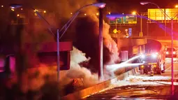 Kepulan asap terlihat dari kebakaran jembatan layang di jalur Interstate 85, Atlanta, AS, Kamis (30/3). Pihak berwajib memastikan tidak ada korban, kendati insiden itu memperparah kemacetan di ruas yang sangat padat itu. (AP Photo/David Goldman)