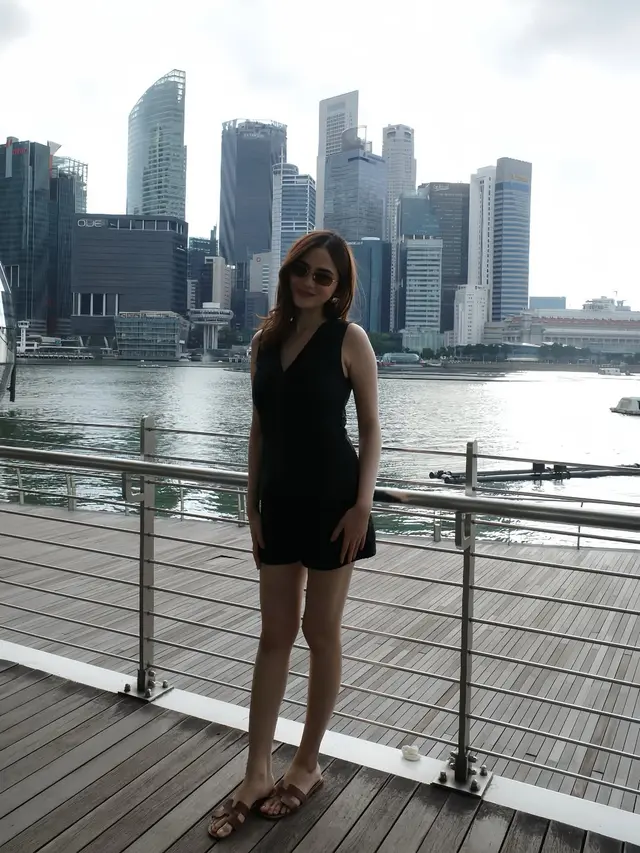 Gaya Minimalis Elegan Syifa Hadju Liburan di Singapura Serba Hitam, Jinjing Tas Rp71 Juta-an