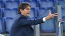 Pelatih Lazio, Simone Inzaghi, memberikan arahan kepada pemainnya saat menghadapi Borussia Dortmund pada laga Grup F Liga Champions 2020/2021 di Stadion Olimpico, Rabu (21/10/2020) dini hari WIB. Lazio menang 3-1 atas Borussia Dortmund. (AFP/Alberto Pizzoli)