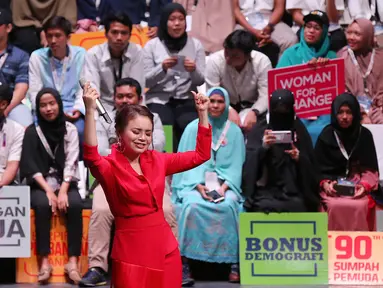 Penyanyi Rossa saat tampil menghibur peserta forum Indonesia Young Entrepreneur Summit 2018 di Ciputra Artpreneur World, Jakarta, Minggu (28/10). Rossa membawakan enam lagu andalannya. (Liputan6.com/Fery Pradolo)