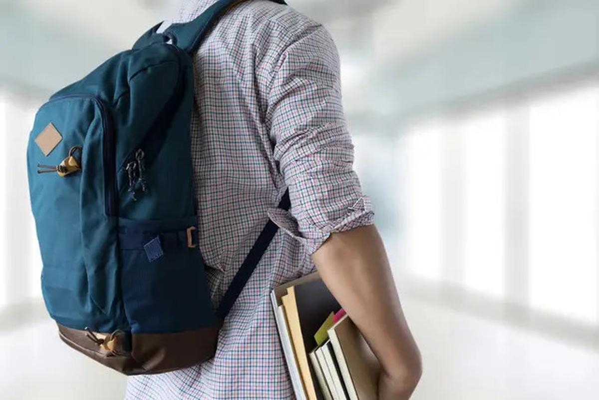 Bawa Tas Berat Tiap Hari Memang Gaya, Tapi Tulang Punggung Bisa Bermasalah, Kok Bisa?