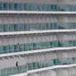 Aktivitas penumpang kapal pesiar World Dream yang berlabuh di Kai Tak Cruise Terminal, Hong Kong, Rabu (5/2/2020). Hong Kong mengarantina lebih dari 1.800 orang di atas kapal pesiar yang berpaling dari pelabuhan Taiwan tersebut terkait wabah virus corona. (AP Photo/ Vincent Yu)