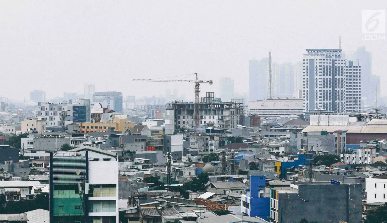 Pemandangan permukiman dan perkantoran dilihat dari kawasan Mangga Dua Jakarta, Kamis (8/11). Berdasarkan survei Euromonitor International, Jakarta akan menjadi kota paling padat di dunia pada 2030. (Liputan6.com/Immanuel Antonius)