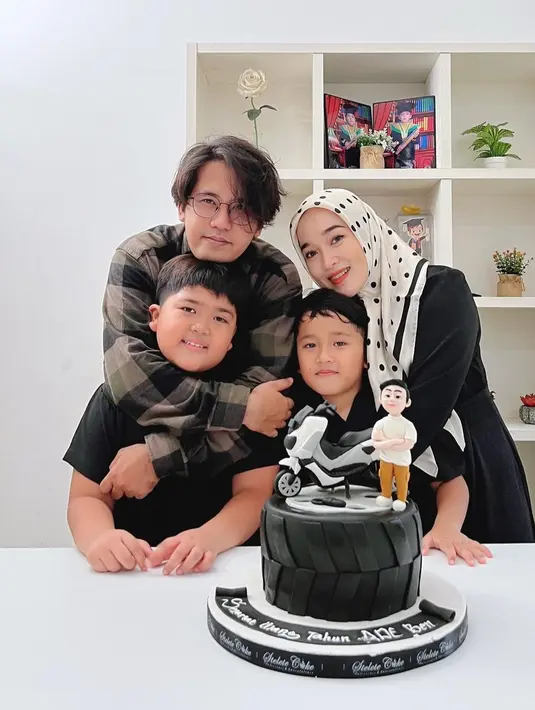 Melalui instagram, Ririe Fairus membagikan potret kebersamaannya dengan mantan suami, Ayus Sabyan di ulang tahun anak kedua mereka, Ben yang ke-8.
