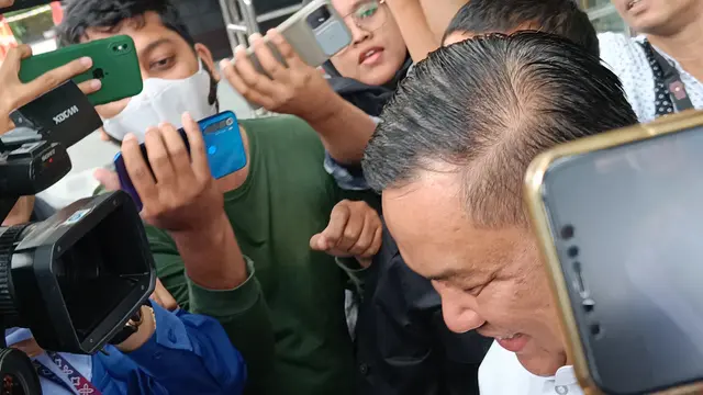 Sekretaris Daerah (Sekda) Provinsi Riau SF Hariyanto rampung diperiksa KPK, Senin (22/5/2023). (Merdeka/Rahmat Baihaqi)