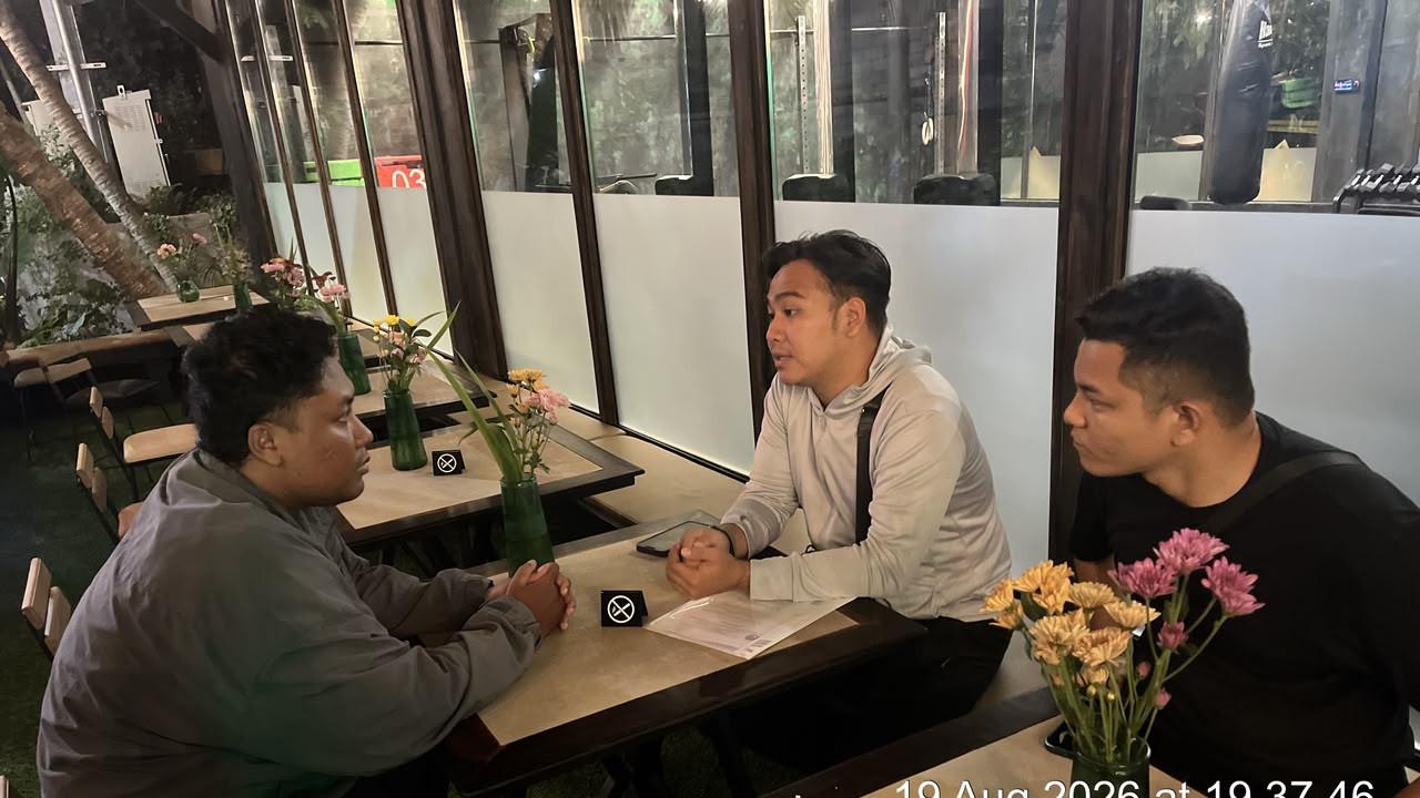 Petugas Seksi Intelijen dan Penindakan Keimigrasian Kantor Imigrasi Kelas I TPI Denpasar, Bali, saat mendatangi A Fitness, tempat kebugaran atau gym di wilayah Sukawati, Kabupaten Gianyar, Jumat (21/8). (Dokumen Humas Imigrasi Denpasar).