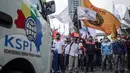 Buruh yang tergabung dalam Konfederasi Serikat Pekerja Indonesia berunjuk rasa di depan Kantor Kementerian Ketenagakerjaan, Jakarta, Rabu (16/2/2022). Buruh menuntut Permenaker Nomor 2 Tahun 2022 yang mengatur JHT baru bisa dicairkan pada usia 56 tahun segera dicabut. (Liputan6.com/Faizal Fanani)