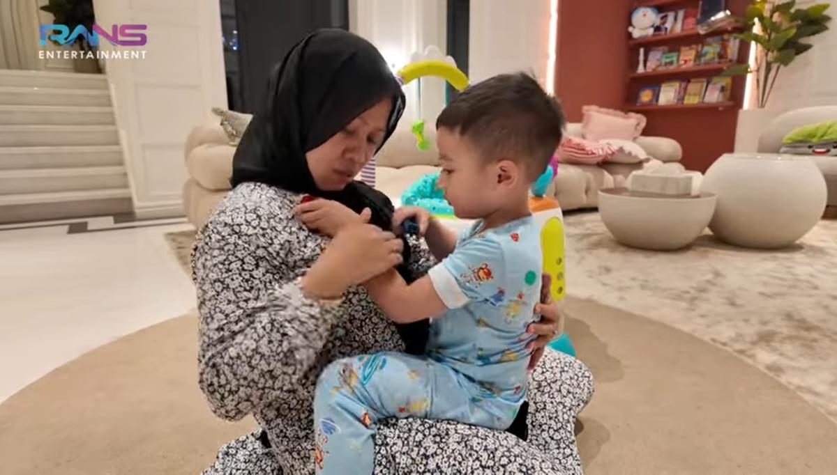 Potret Pertemuan Perdana Rayyanza Bersama Sus Rini yang Baru Pulang Umrah, Langsung Peluk & Minta Tidur Bareng