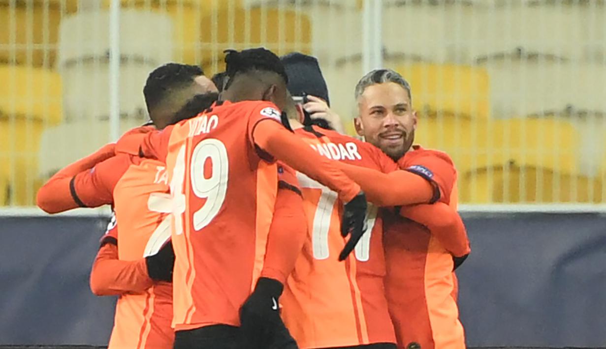 Pemain Shakhtar Donetsk merayakan gol yang dicetak Dentinho ke gawang Real Madrid pada laga lanjutan Liga Champions di NSK Olimpiyskiy, Rabu (2/12/2020) dini hari WIB. Real Madrid kalah 0-2 oleh Shakhtar Donetsk. (AFP/Sergei Supinsky)