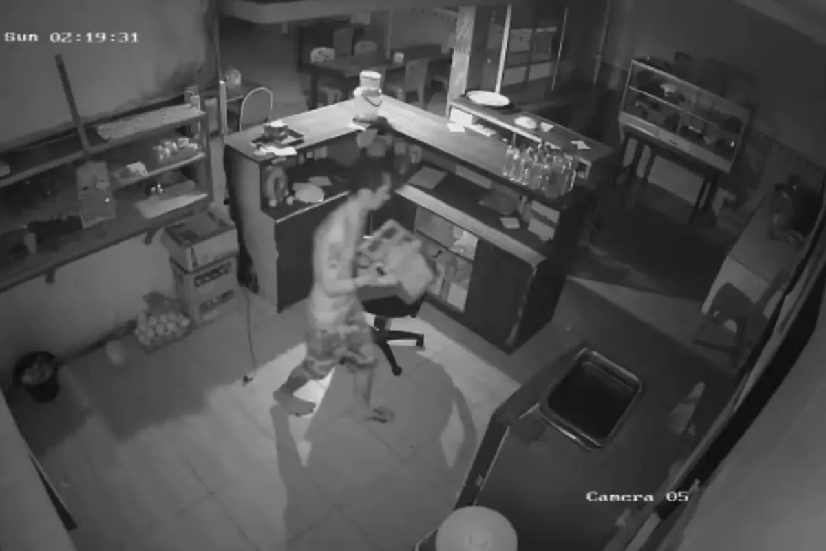Rekaman CCTV seoaang maling sedang membawah kotak amal yang berisih uang sumbangan sukarela untuk pembangunan Masjid Al Muhajirin. (Liputan6.com/ Dionisius Wilibardus)