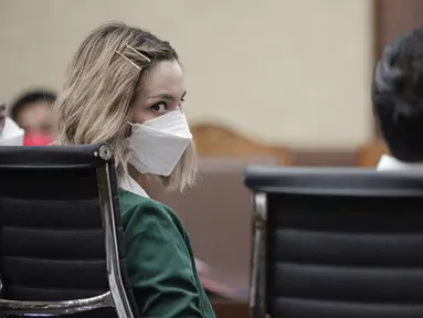Terdakwa kasus narkoba Nia Ramadhani (kiri) dan Ardi Bakrie menjalani sidang putusan di PN Jakarta, Selasa (11/1/2022). Nia Ramadhani, Ardi Bakrie, dan Zen Vivanto divonis satu tahun penjara dalam kasus penyalahgunaan narkoba jenis sabu. (Liputan6.com/Faizal Fanani)