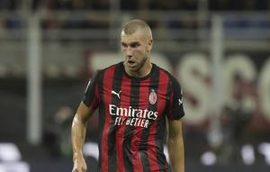Pemain AC Milan, Strahinja Pavlovic, mengontrol bola dalam pertandingan Serie A melawan Cremonese di Stadion San Siro, Milan, Italia, Sabtu, 23 Agustus 2025. (AP Photo/Luca Bruno)