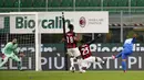 Striker Sassuolo, Giacomo Raspadori (kanan) melepaskan tendangan yang berbuah gol kedua timnya ke gawang AC Milan dalam laga lanjutan Liga Italia 2020/2021 pekan ke-32 di San Siro Stadium, Milan, Rabu (21/4/2021). Sassuolo menang 2-1 atas AC Milan. (AP/Antonio Calanni)