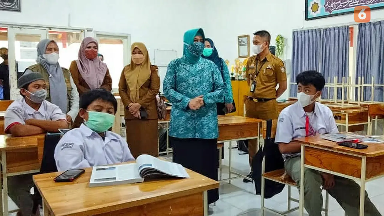 Ketua PKK Makassar Indira Yusuf Ismail tinjau simulasi PTM (Liputan6.com)